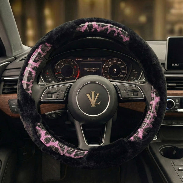 Yumuşak Dokulu Siyah Zemin Üzerine Pembe Detaylı Lüks Tüylü Direksiyon Kılıfı