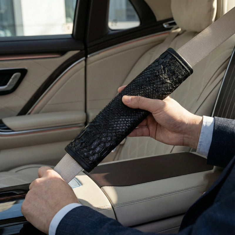 Araç İçi Siyah Deri Aksesuar Kombini ve Maskülen Kemer Pedi Uygulaması