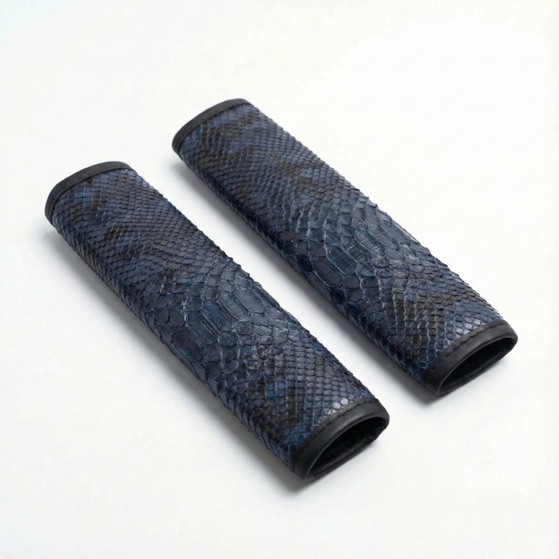 Lüks Lacivert Deri Emniyet Kemeri Pedi ve Yılan Derisi Dokusu Detayı