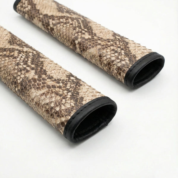 Lüks Bej Suni Deri Emniyet Kemeri Pedi Yılan Derisi Dokusu Detayı